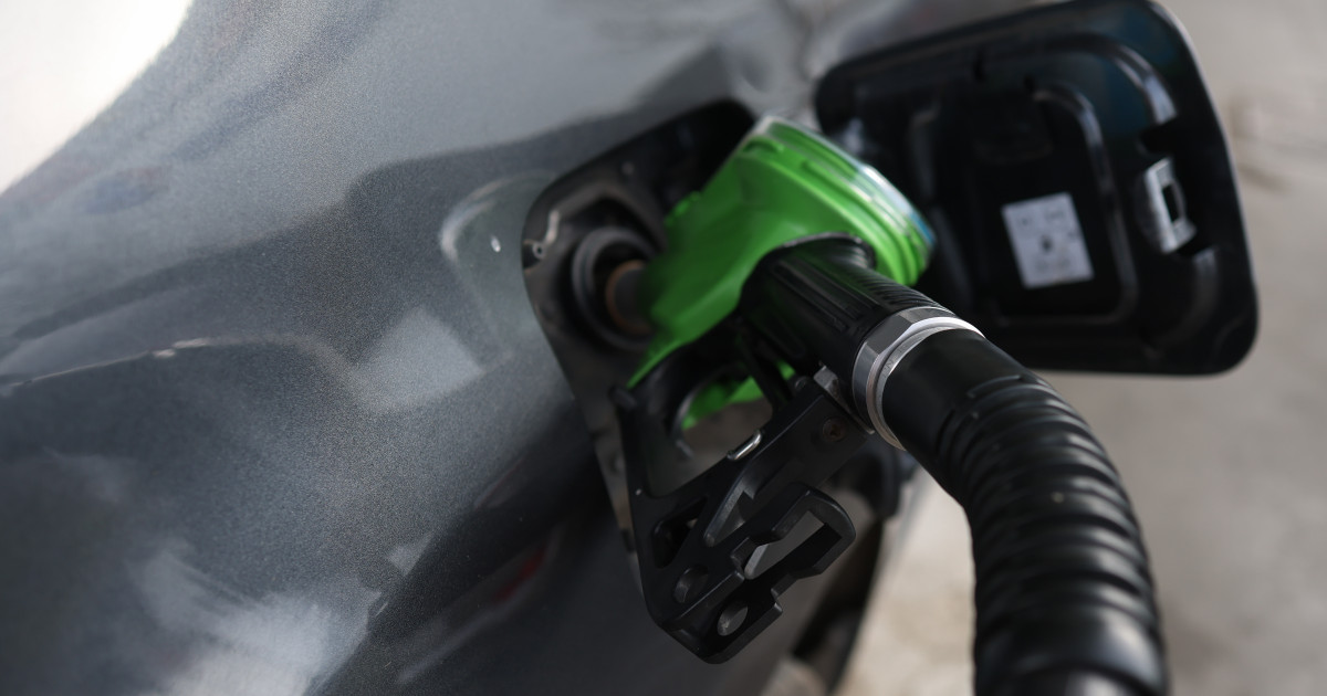 Benzina a scăzut sub 8 lei la pompă în România