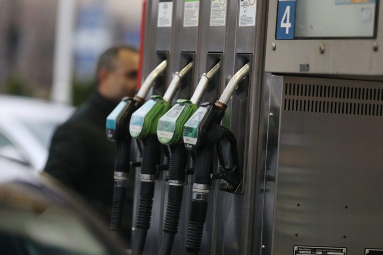 Benzina a scăzut sub 8 lei la pompă în România