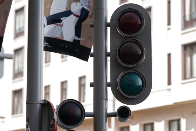 Roma, primul oraș cu semafor cu 4 culori pentru mașini autonome