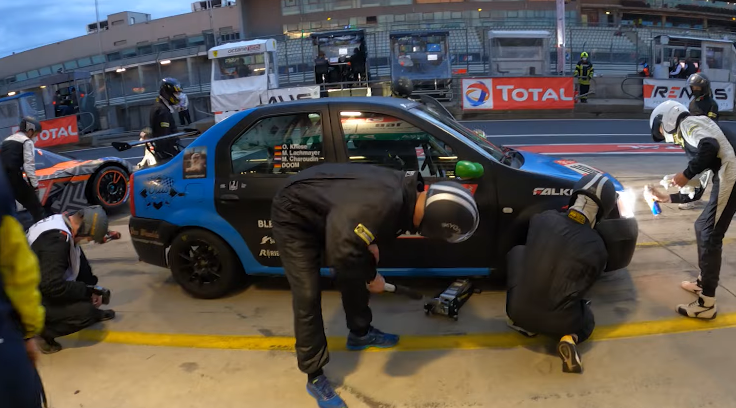 Dacia Logan la Nürburgring, alături de supercaruri GT3