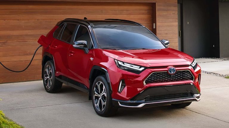 Toyota dovedește că hibrizii plug-in merită să fie încărcați