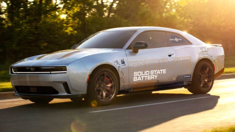 Dodge Charger EV testează baterii semi-solid-state de 375 Wh/kg