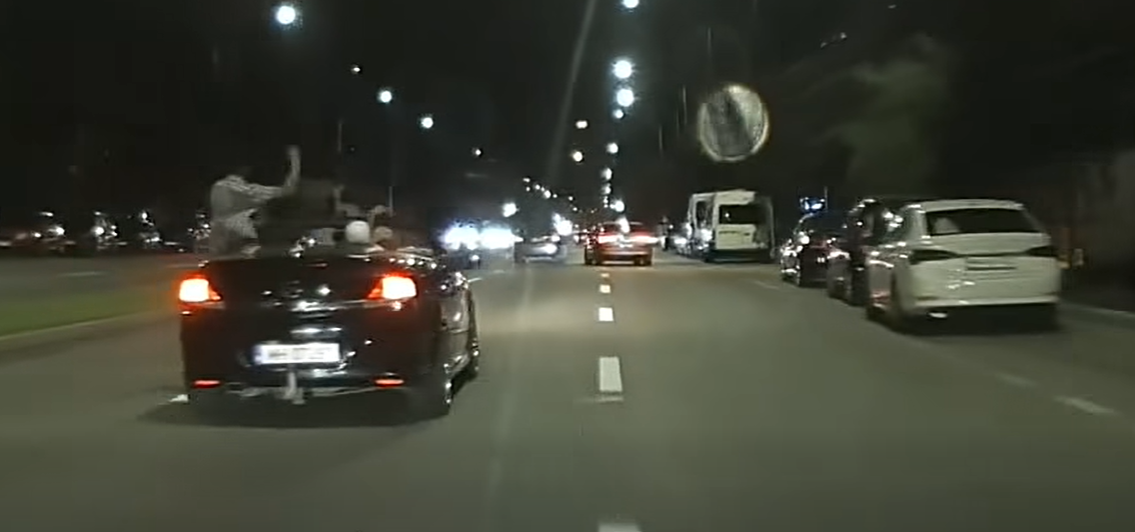 Gest periculos într-o decapotabilă în mers, la Drobeta-Turnu Severin: Poliția anchetează