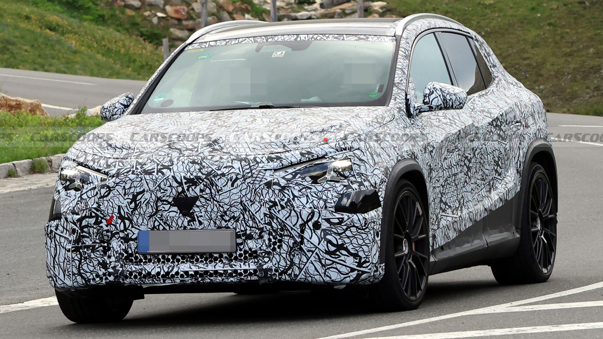 Mercedes-AMG GLA Electric: peste 500 CP în camuflaj
