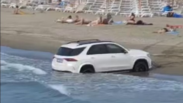 Șoferi pe plaja din Olimp: turiștii au chemat poliția