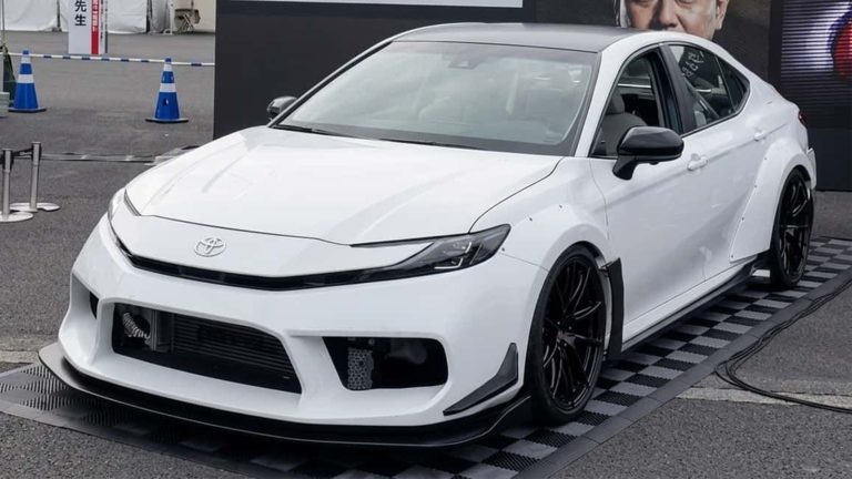 Toyota Camry cu două motoare și 700 CP: proiectul nebun al Gazoo Racing