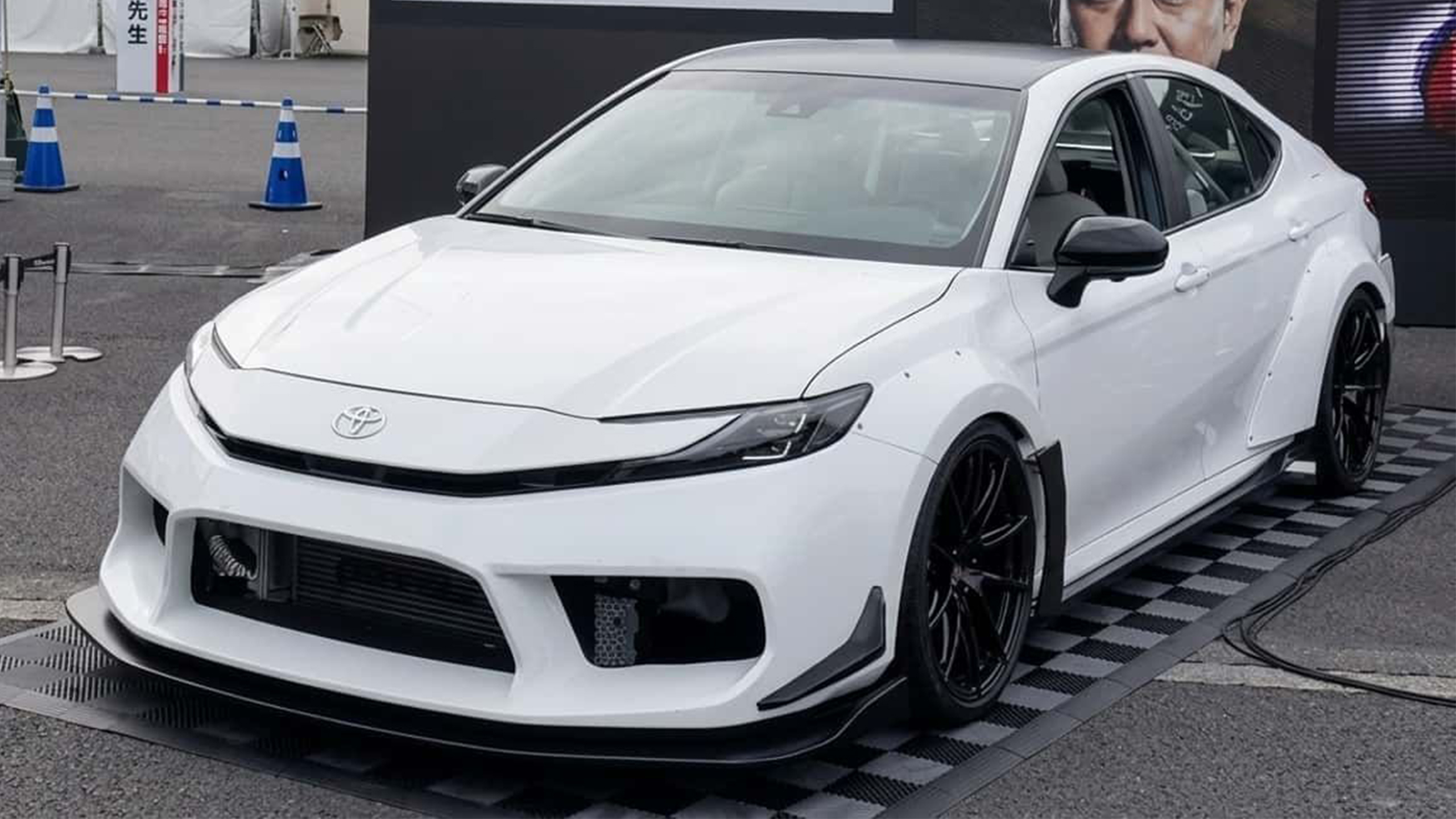 Toyota Camry cu două motoare și 700 CP: proiectul nebun al Gazoo Racing
