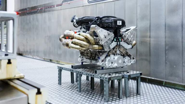 Aston Martin amână mașinile electrice pentru a salva motorul V12