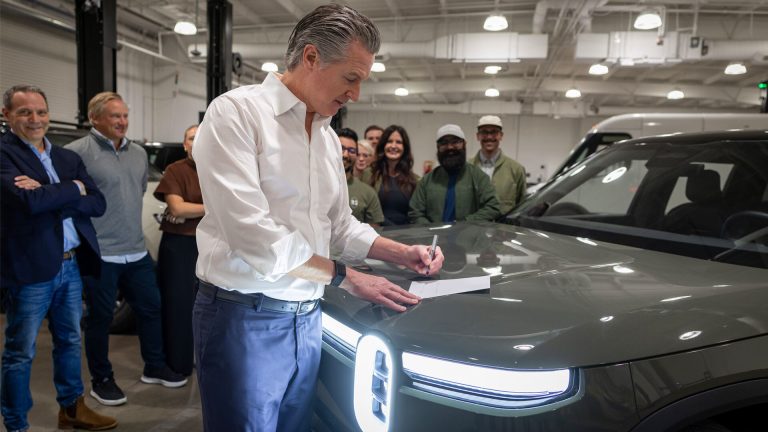 California lansează reduceri de $3.500 pentru mașini electrice