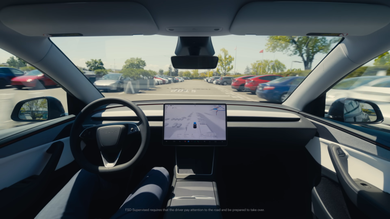 Șofer de Tesla adormit pe autostradă în Canada la 100 km/h