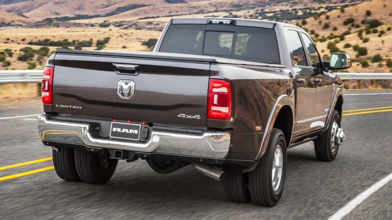 Trump grațiază 9 tuneri diesel condamnați pentru eliminarea filtrelor