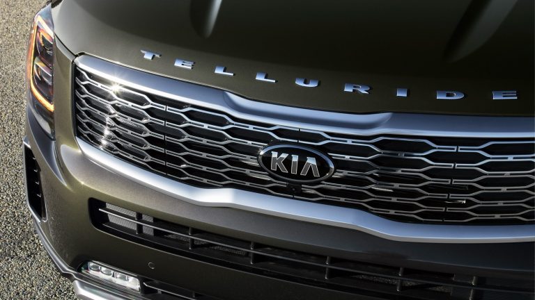 Dealer Kia, prins că a furat piese dintr-un SUV al clientei