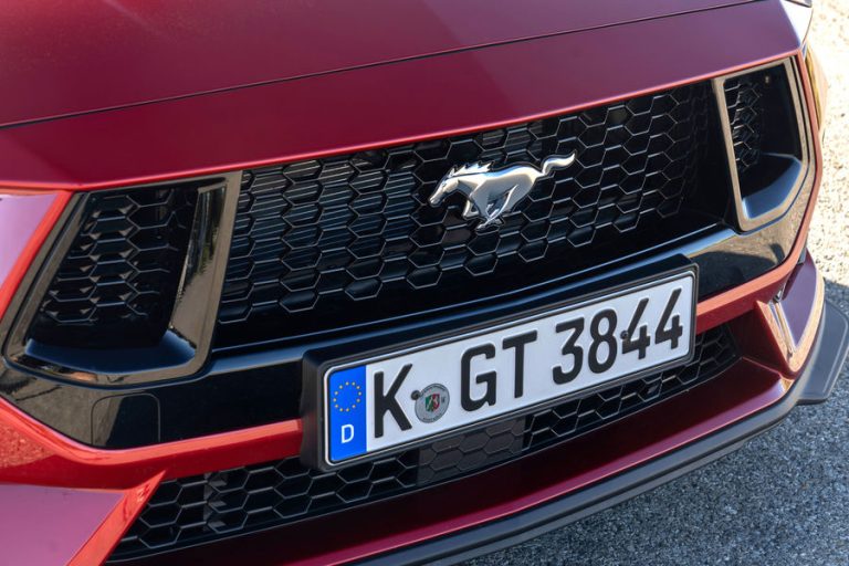 Ford Mustang Sedan: V8 hibrid și rival pentru Camaro