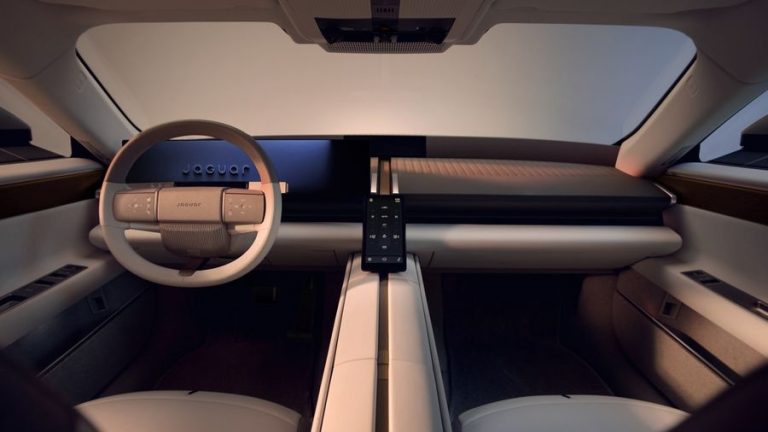 Jaguar Type 01: interior dezvăluit, debut oficial în octombrie