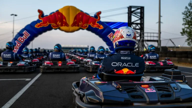 Max vs 100: Verstappen contra 100 kartiști la Silverstone