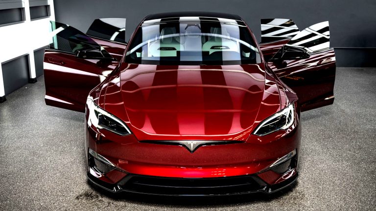 Tesla Model S Plaid Signature #001: Șeful de design a ales conservarea