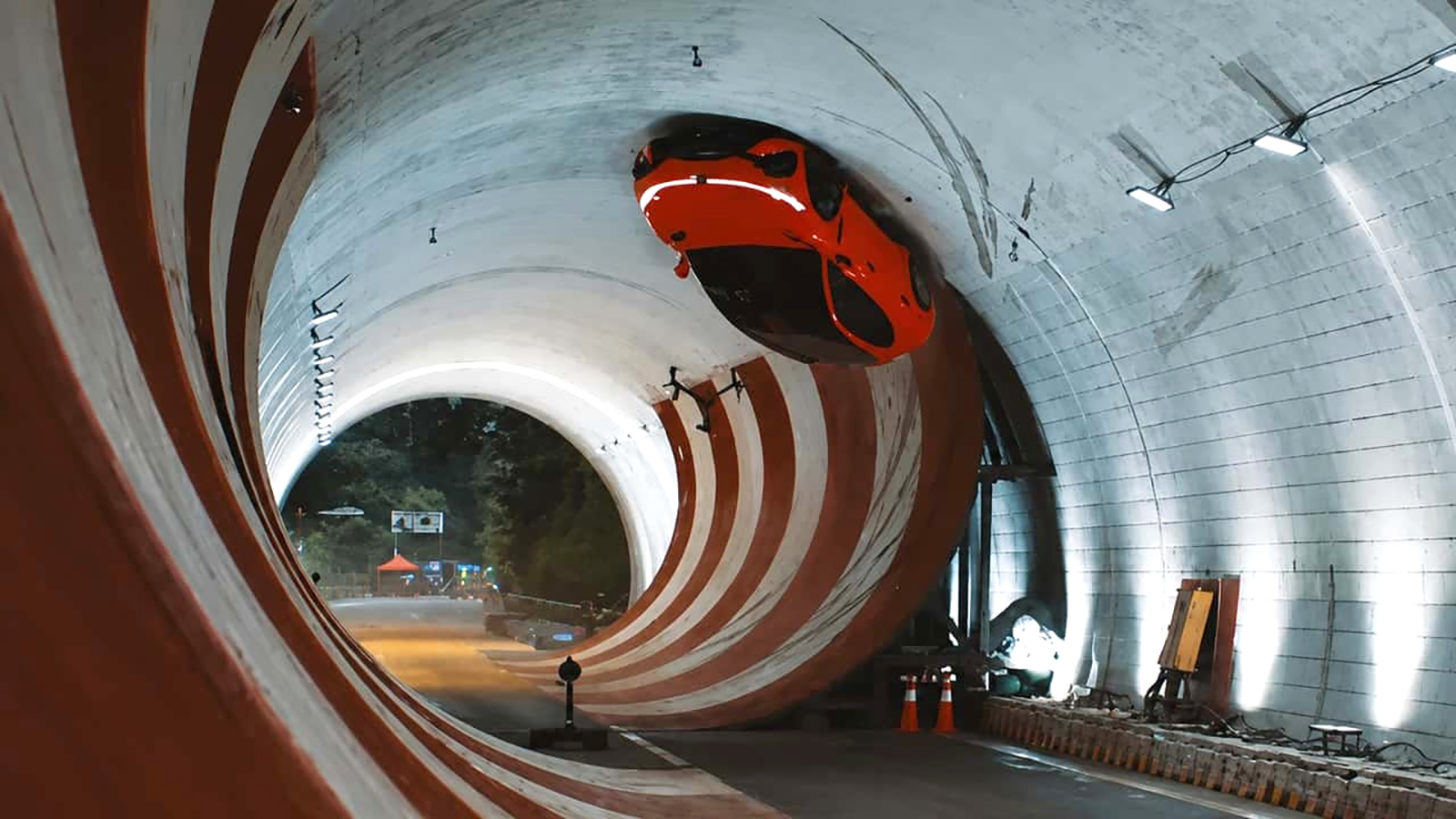 Voyah Passion S a mers cu 130 km/h cu capul în jos într-un tunel