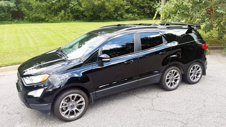 Ford EcoSport cu 6 roți scos la licitație fără preț minim