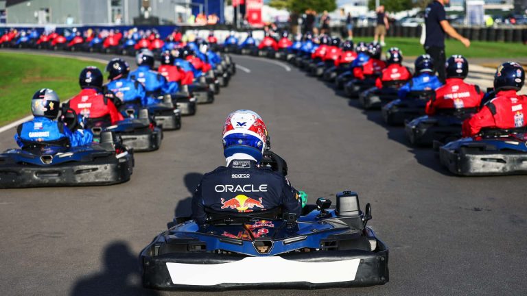 Max Verstappen a depășit 100 de kartiști în doar 14 tururi