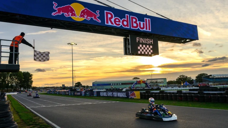 Max Verstappen a depășit 100 de kartiști în doar 14 tururi