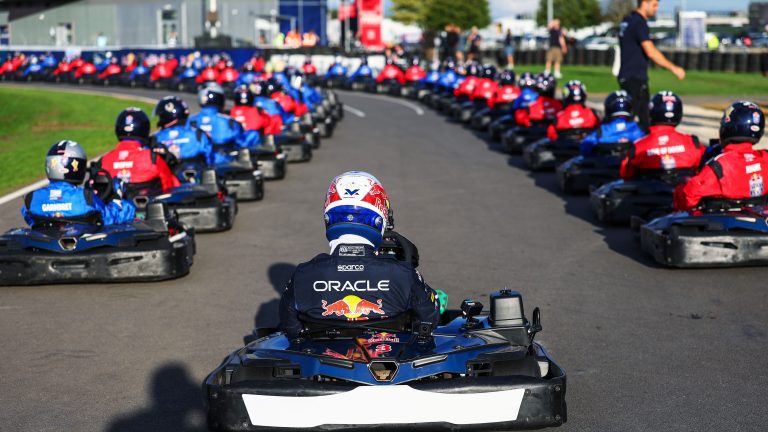 Max Verstappen vs 100 go-karters 2026