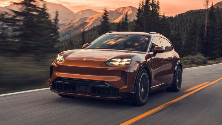 Porsche Cayenne Electric 2027: Uși Automate și Încărcare Wireless