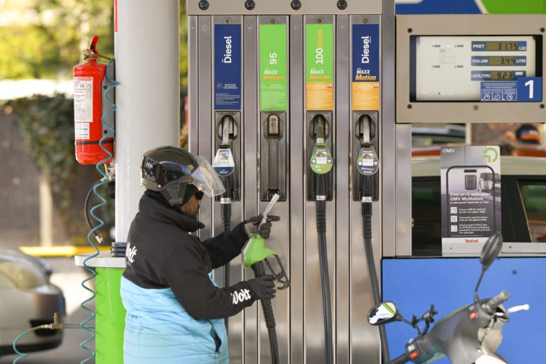 Record preț benzină și motorină mai scumpă ca înainte de reducerea accizei