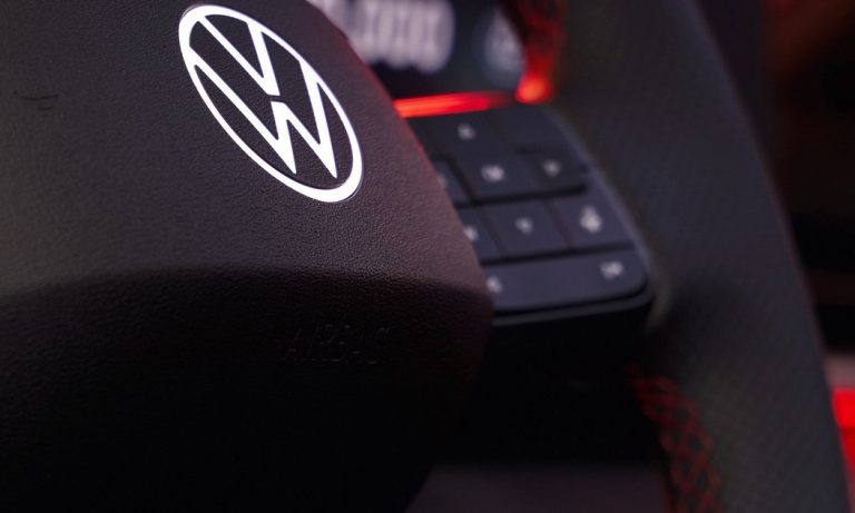 Volkswagen amână noul Golf electric: criza financiară loveşte dur
