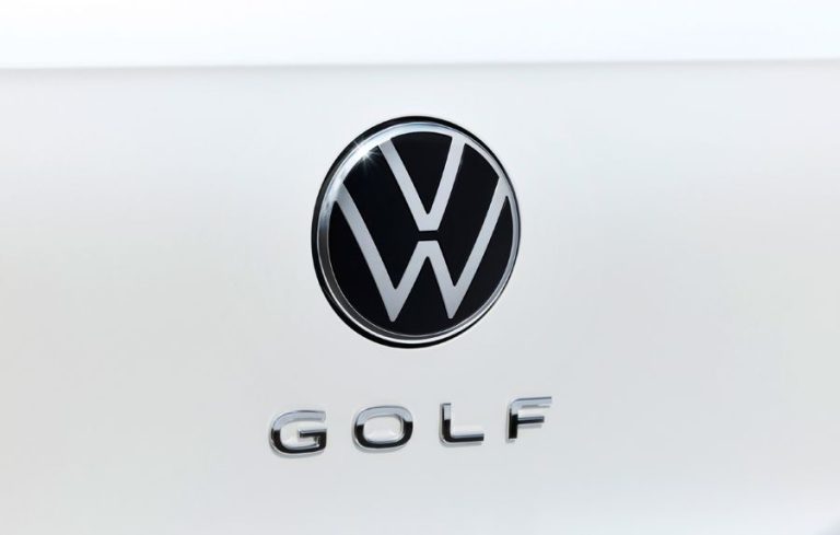 Volkswagen amână noul Golf electric: criza financiară loveşte dur